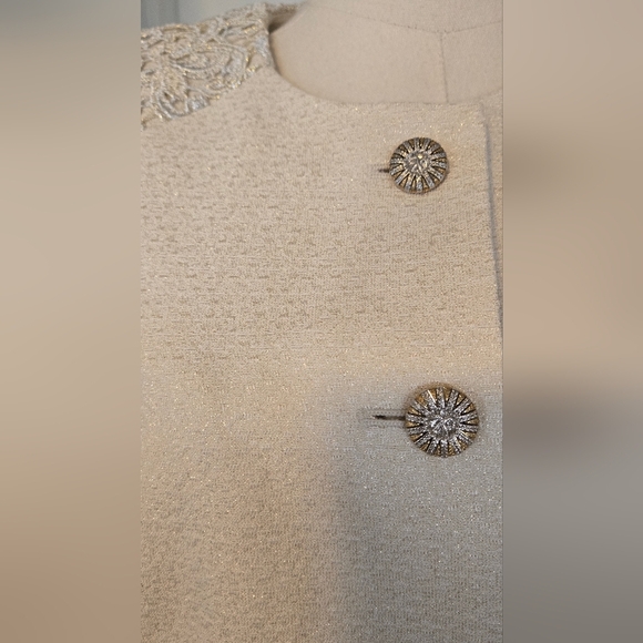 Tahari Luxe Lace metallic skirt suit - size. 6 - Picture 9 of 13